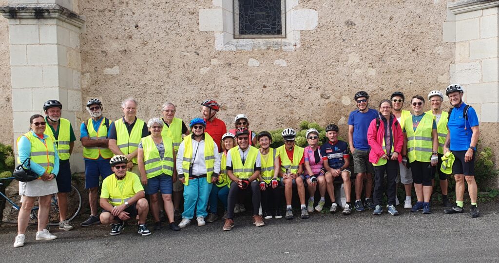 Pause devant l'Eglise saint Martin à Vancé.